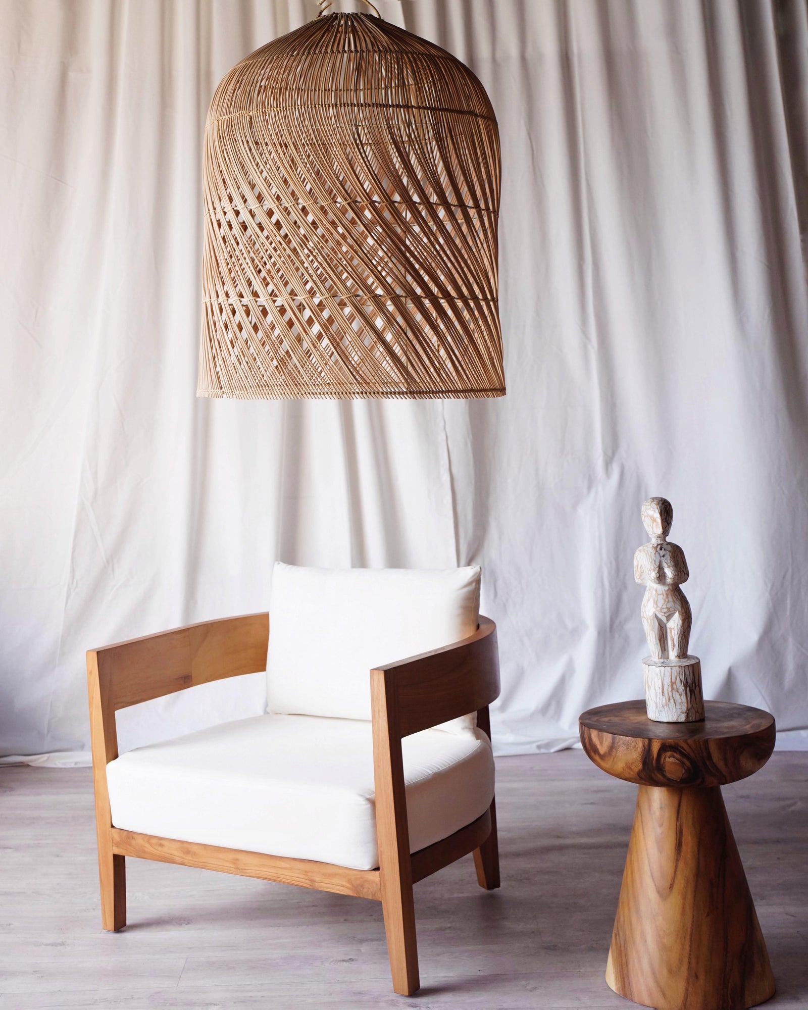 Scène avec notre Fauteuil Arrón et luminaires et déco